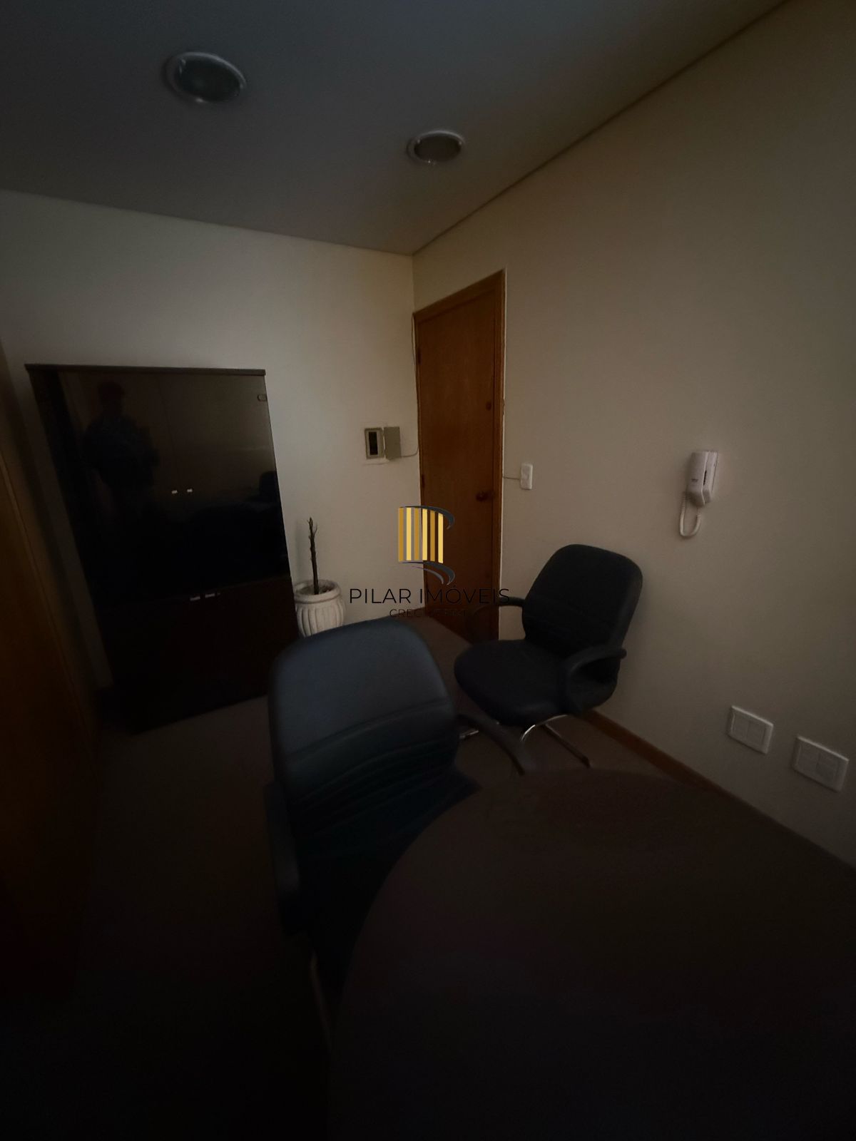 Sala comercial duplex com 71m², 2 banheiros e mobiliada na Cidade Baixa