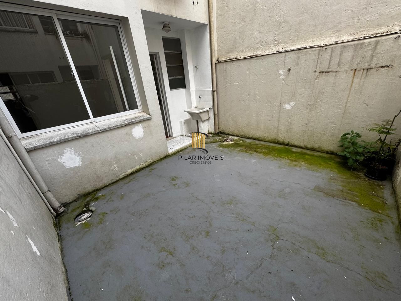 Apartamento de 1 dormitório térreo com área externa.