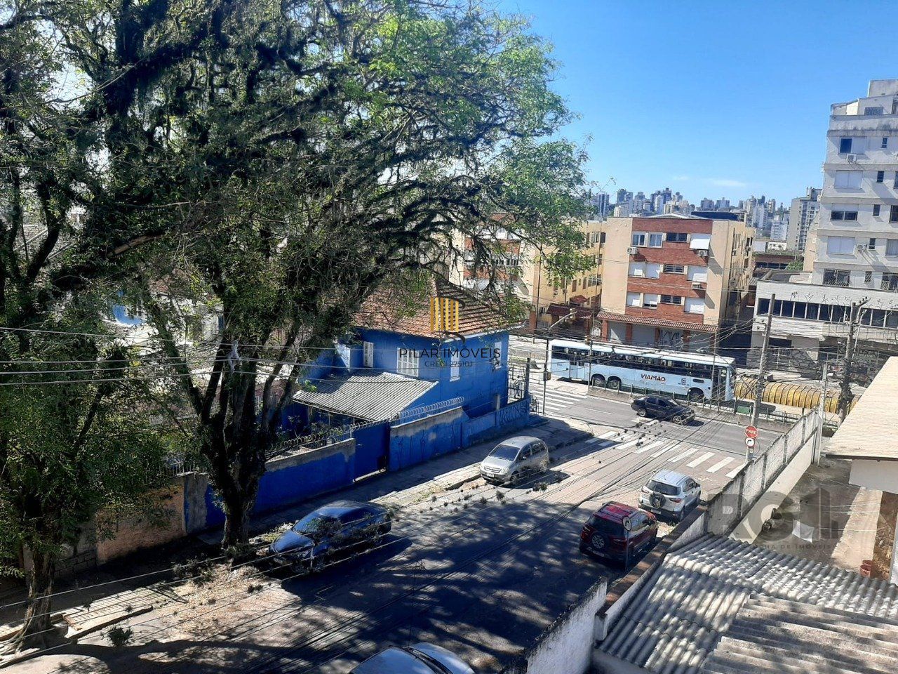 Apartamento 2 dormitórios, com dependência, de frente a fundos, com sacada, bair