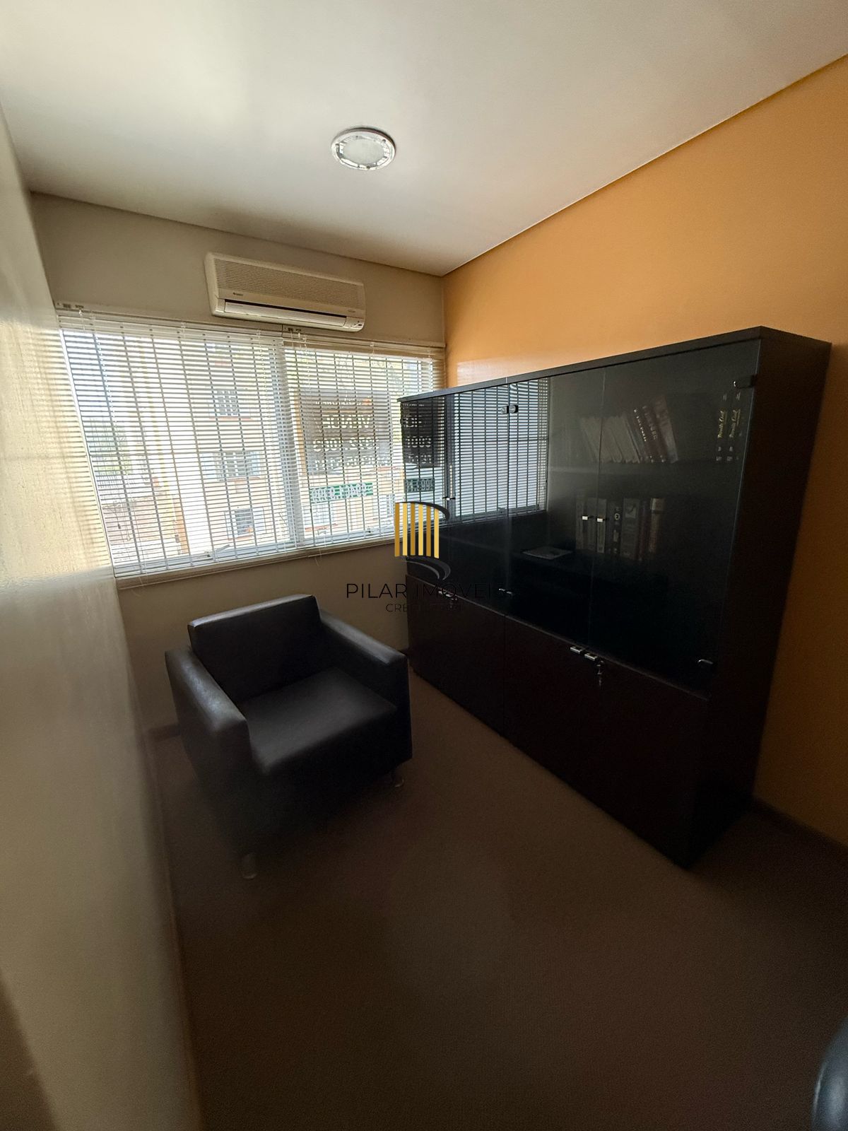 Sala comercial duplex com 71m², 2 banheiros e mobiliada na Cidade Baixa