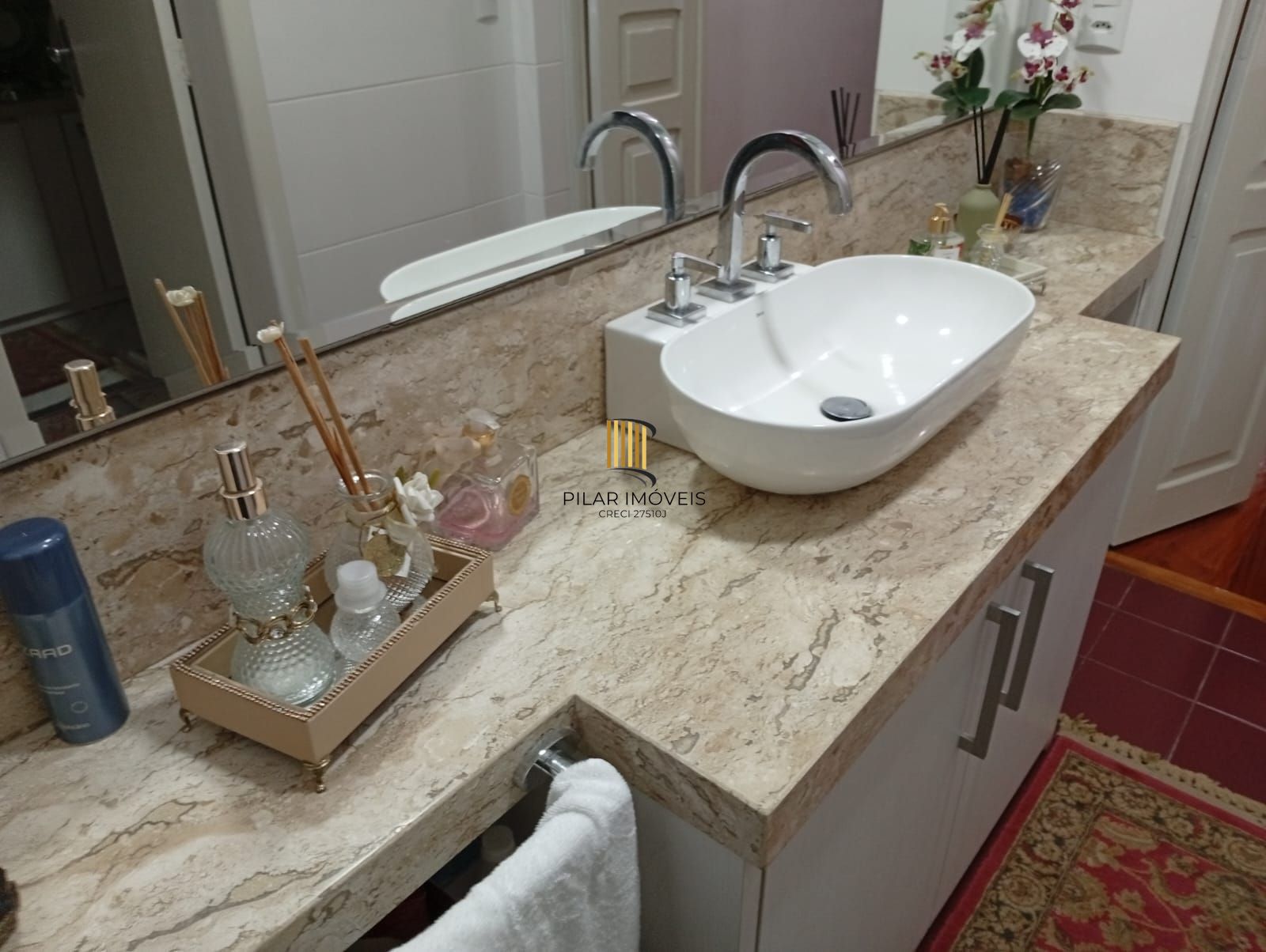 Casa com 5 quartos , 7 banheiros e pátio!