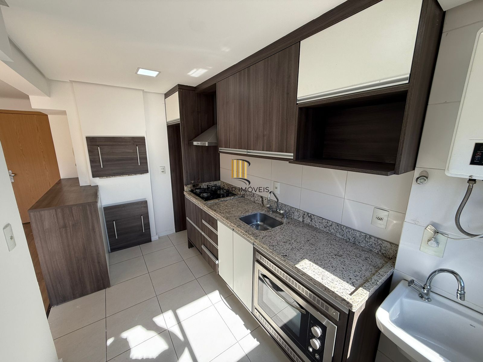 Apartamento desocupado com 2 quartos, sendo 1 suíte, 2 banheiros e garagem coberta escriturada.
