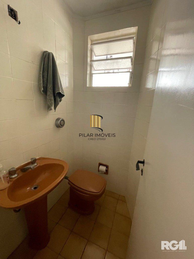 Apartamento de 2 dormitórios sendo um com sacada e garagem para 2 carros.