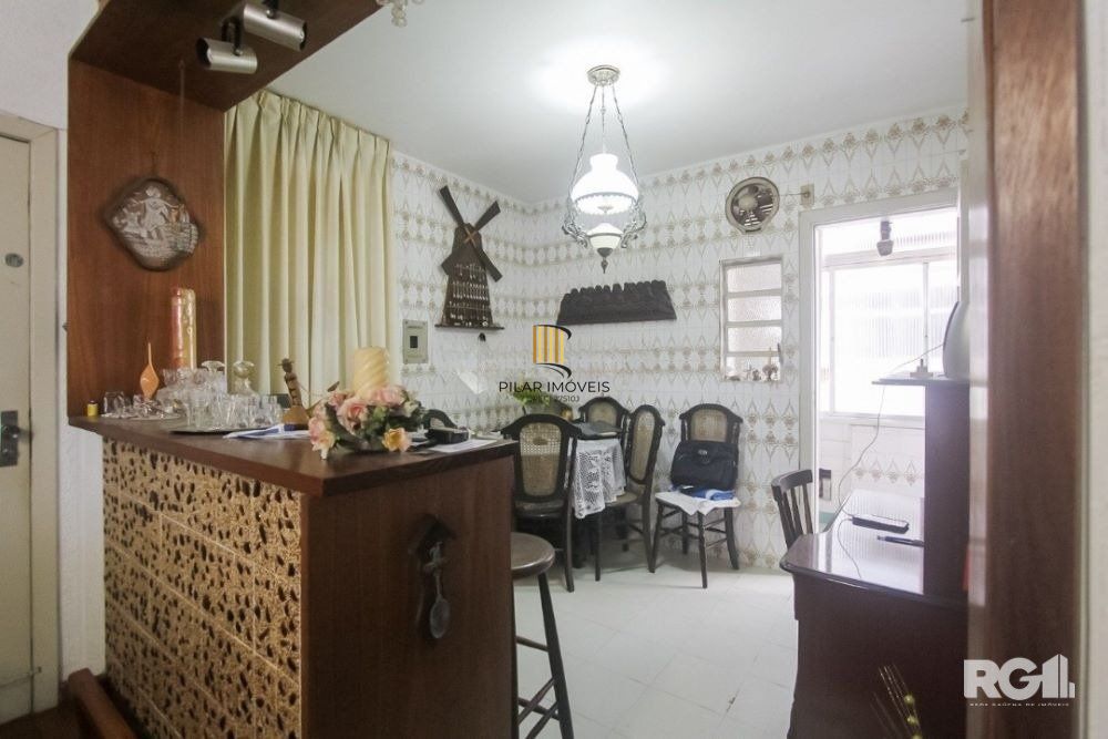 Apartamento de 2 dormitórios em ótima localização na Av. Cristovao colombo.