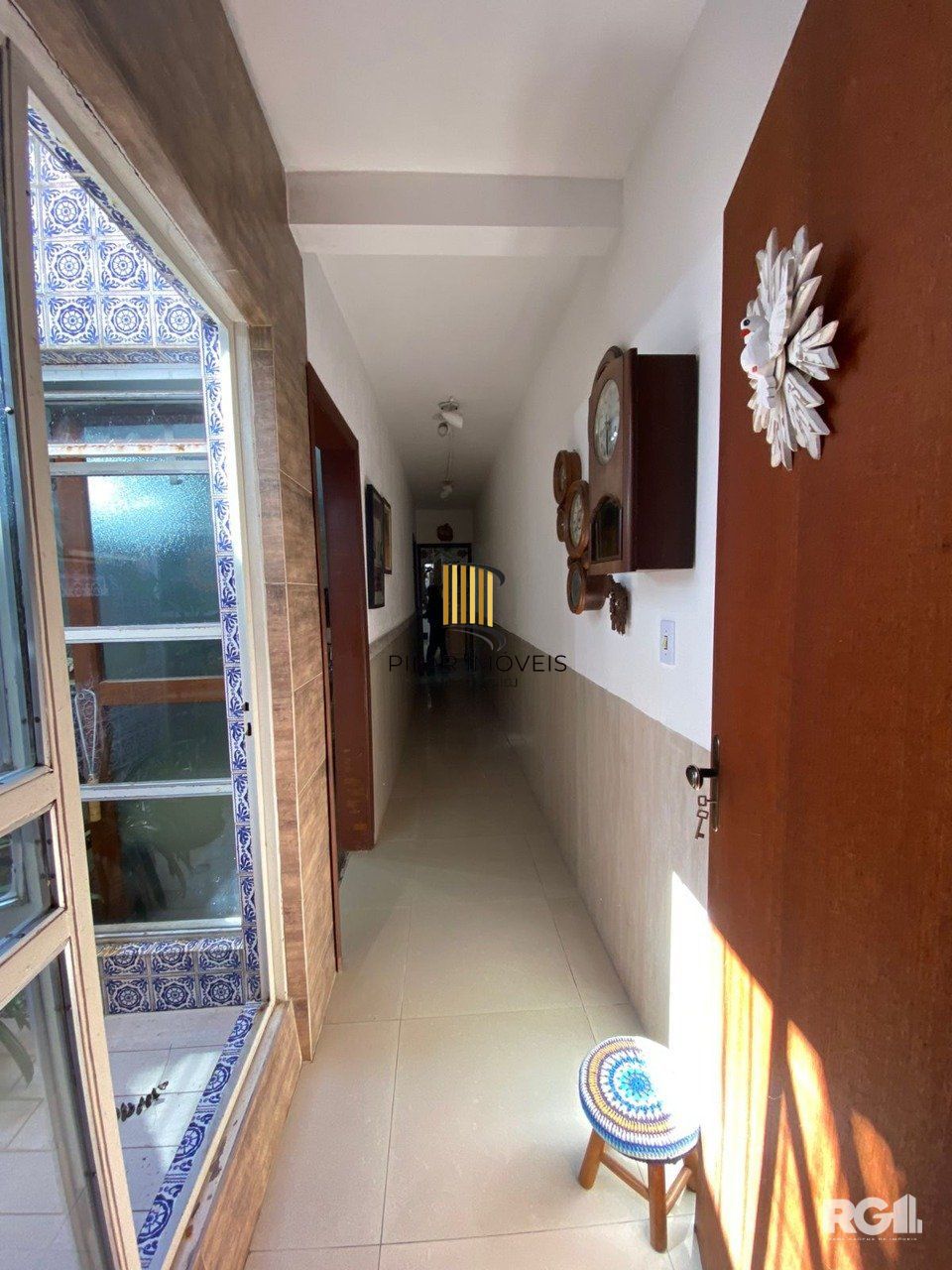CASA AMPLA 3 DORMITÓRIOS NO ANDAR SUPERIOR NA CIDADE BAIXA .