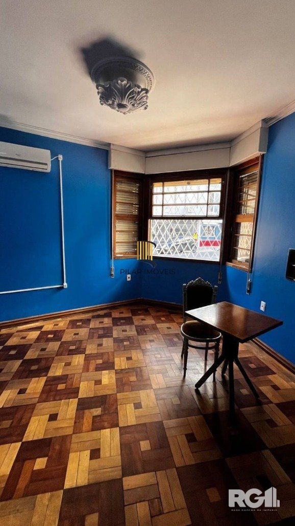 CASA A VENDA, AMPLA NA COMENDADOR BATISTA!