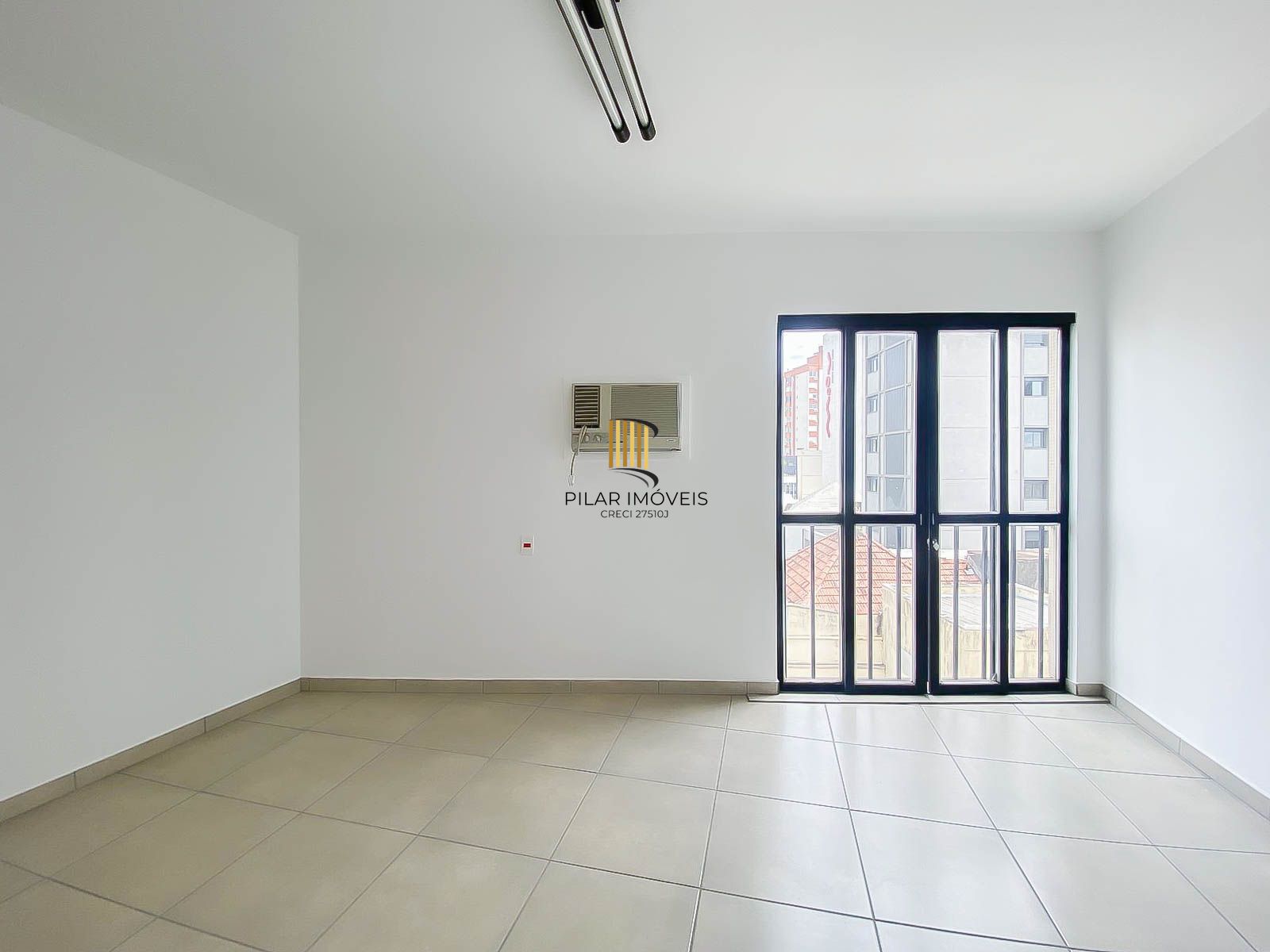 Sala Comercial à Venda na Av. Benjamin Constant – Andar Alto e Portaria