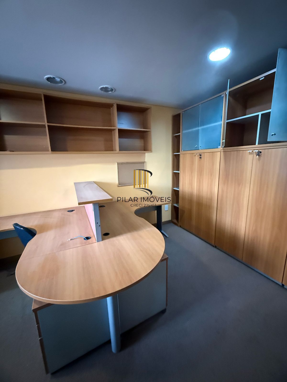 Sala comercial duplex com 71m², 2 banheiros e mobiliada na Cidade Baixa