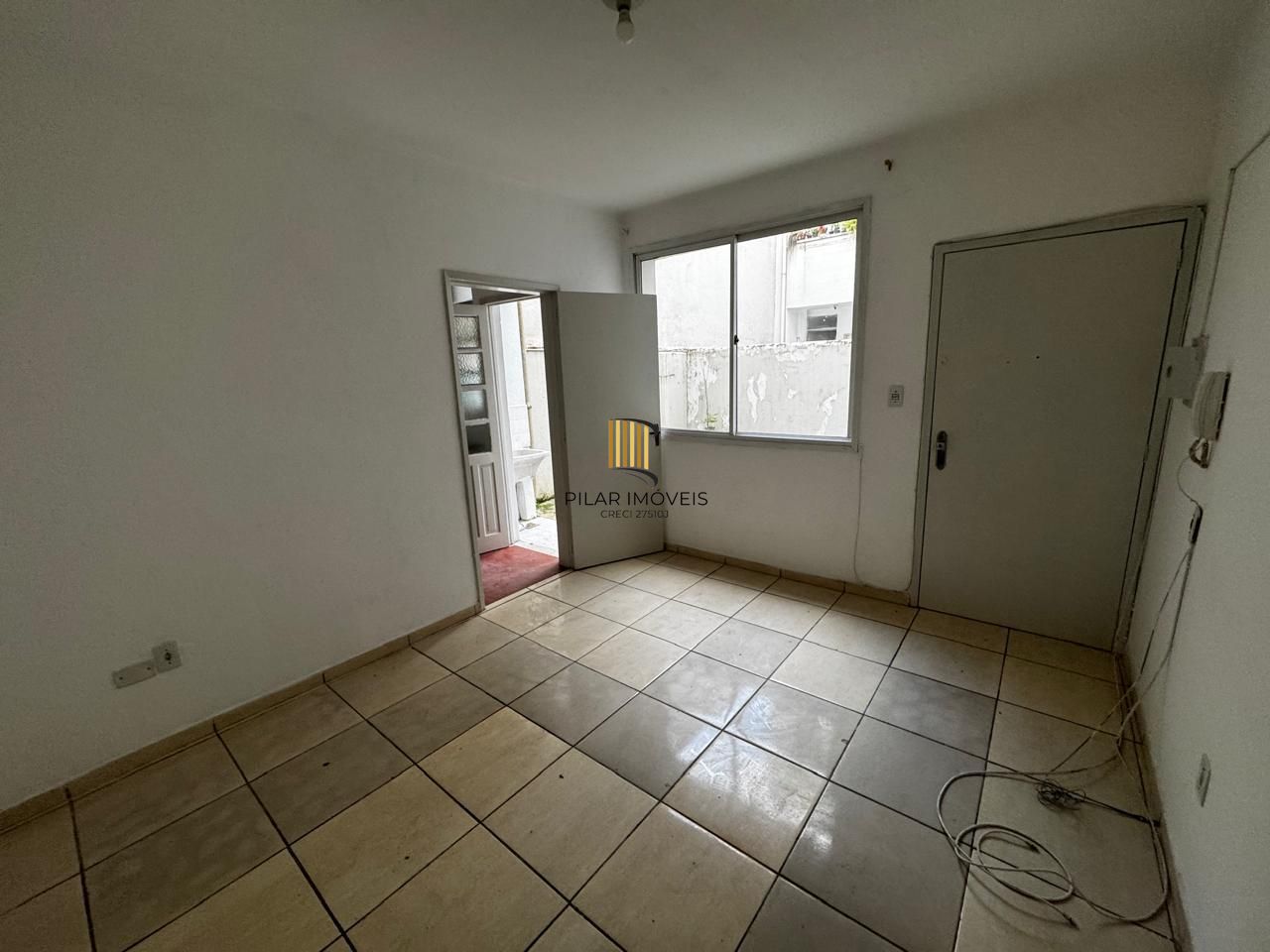 Apartamento de 1 dormitório térreo com área externa.