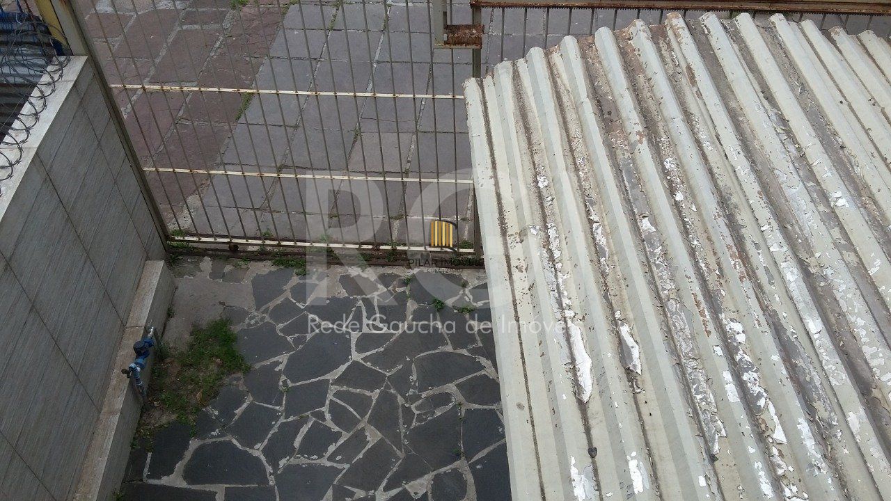 Casa com 4 quartos, 4 banheiros  e amplo pátio no miolo do bairro Cidade Baixa!