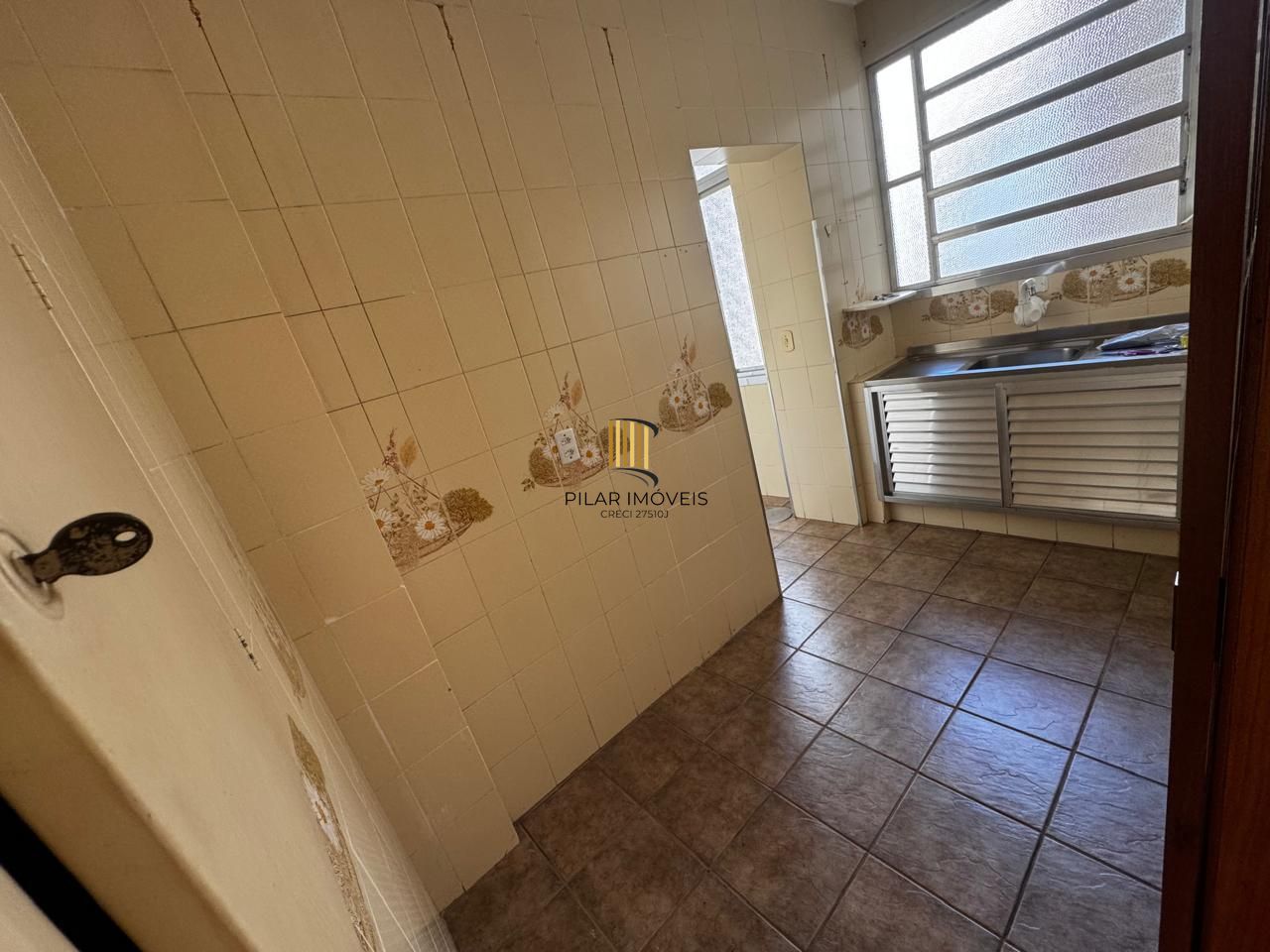 Apartamento no Centro Histórico de Porto Alegre – 2 dormitórios e 2 banheiros, dependência e elevador.
