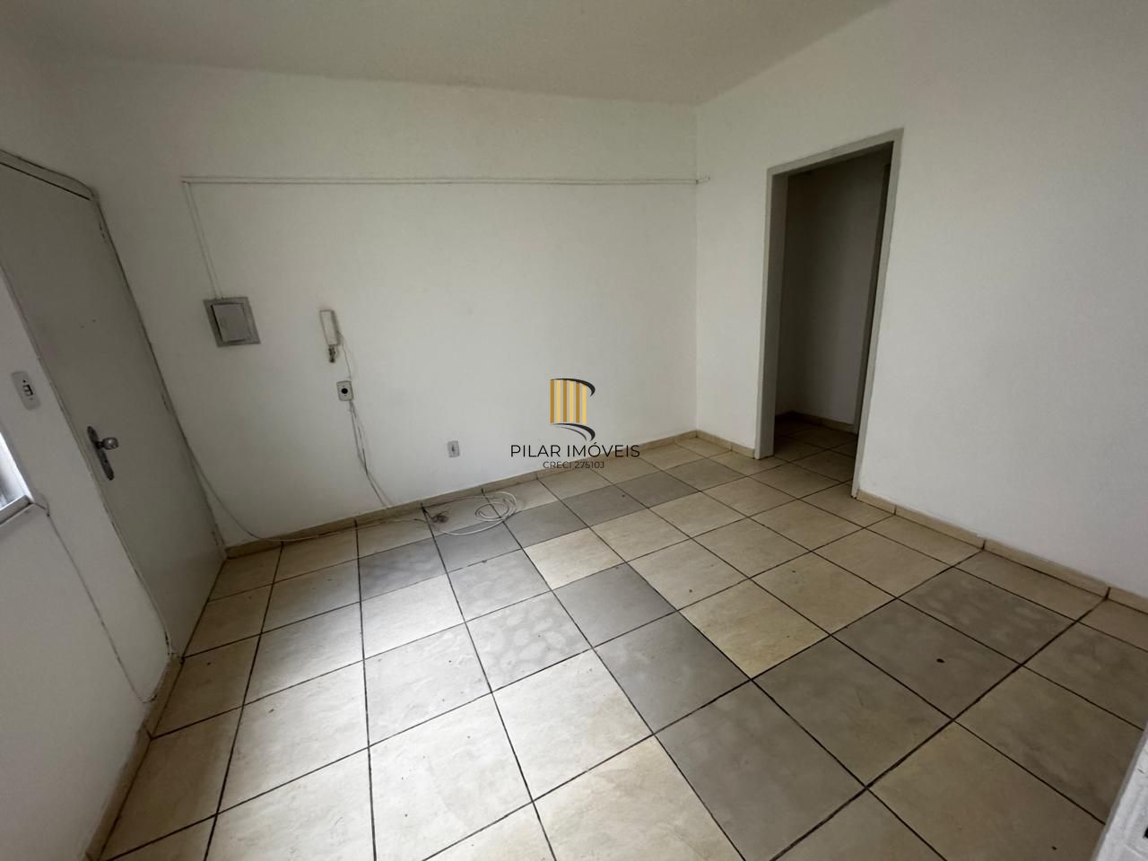 Apartamento de 1 dormitório térreo com área externa.