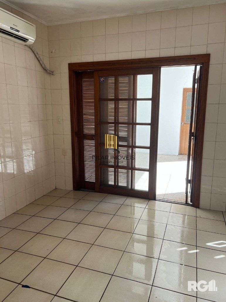 Casa 4 dormitórios, com sacada e amplo terraço