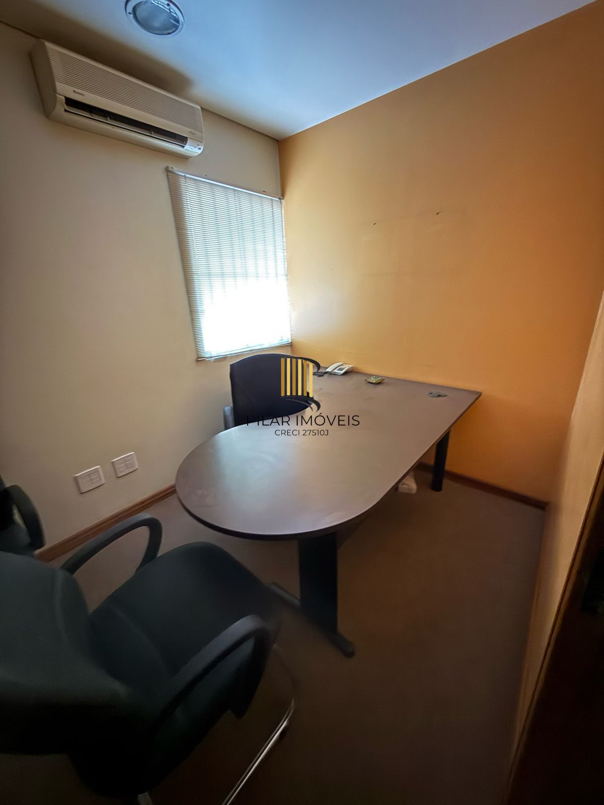 Sala comercial duplex com 71m², 2 banheiros e mobiliada na Cidade Baixa