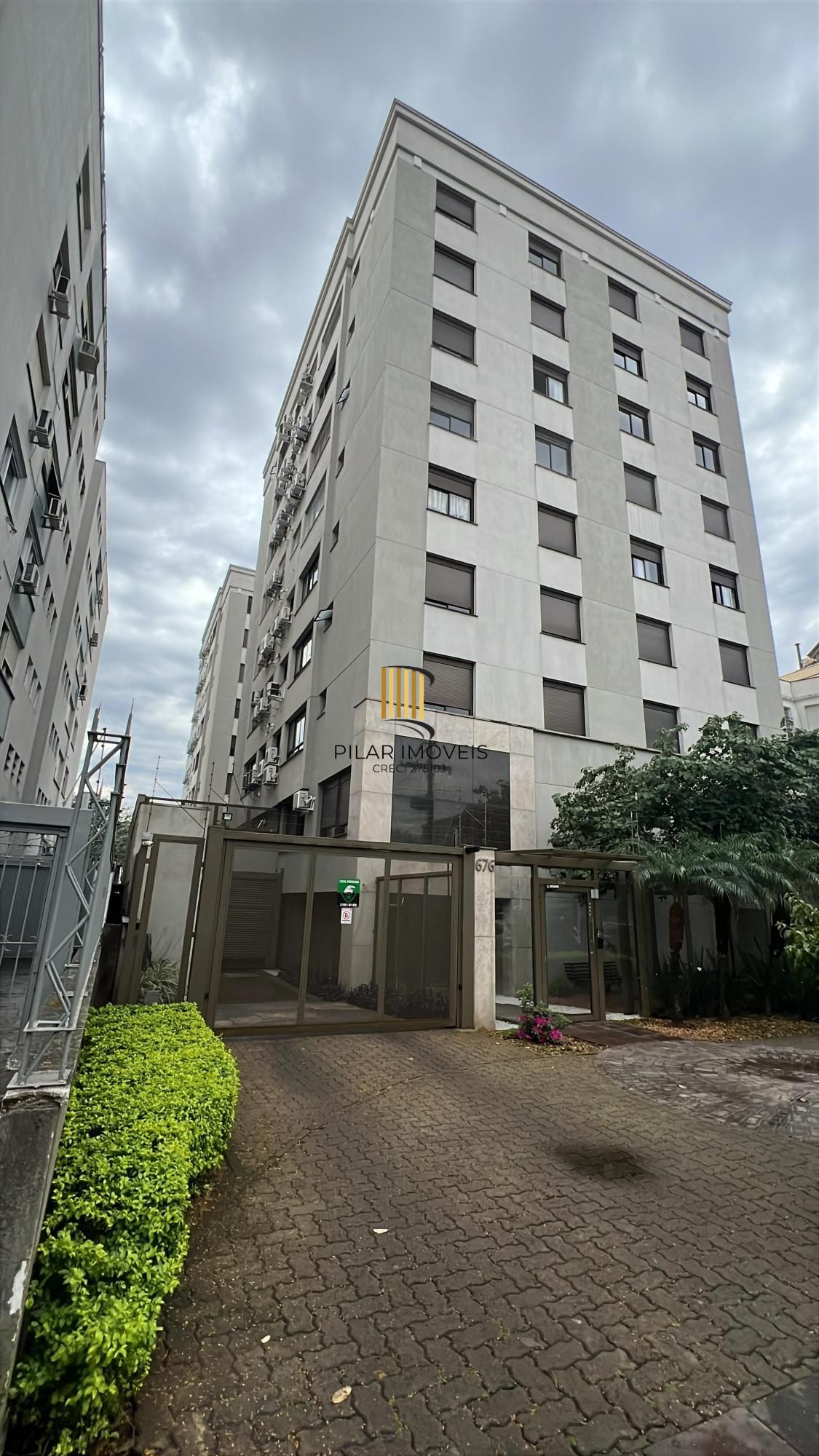 Apartamento desocupado com 2 quartos, sendo 1 suíte, 2 banheiros e garagem coberta escriturada.