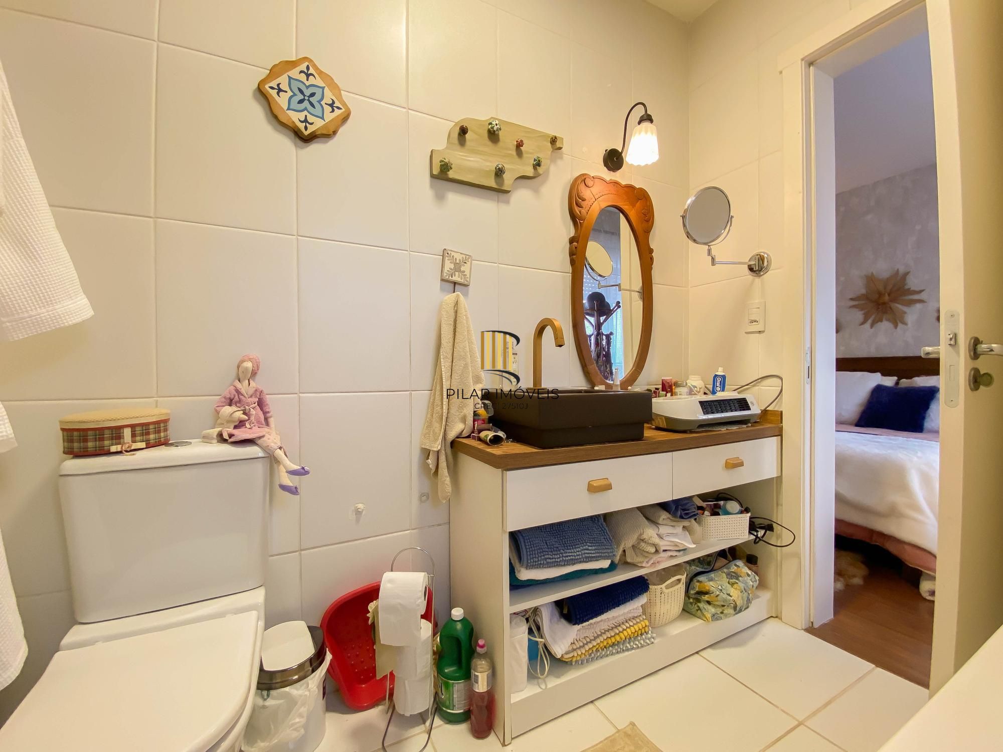 Casa semi-mobiliada à venda em condomínio fechado com 3 dormitórios e suíte