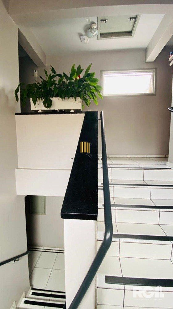 Apartamento de 2 dormitórios, frente, reformado na Cidade Baixa