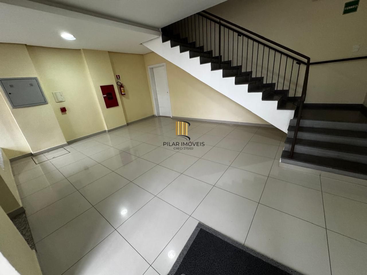 Apartamento semimobiliado à venda no bairro Santana, Porto Alegre