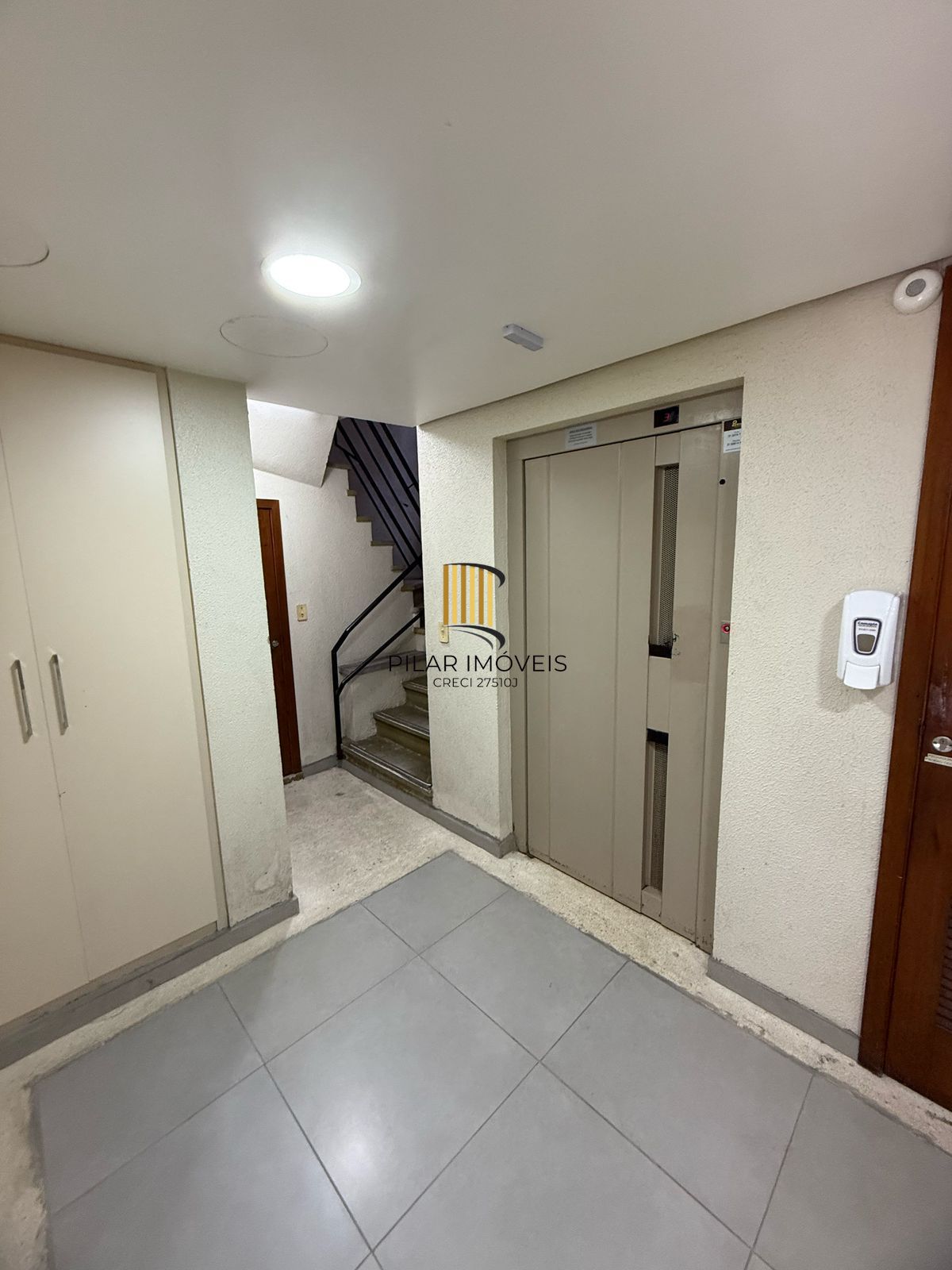 Sala comercial duplex,  área privativa de 71,68m², Bairro Azenha- Porto Alegre