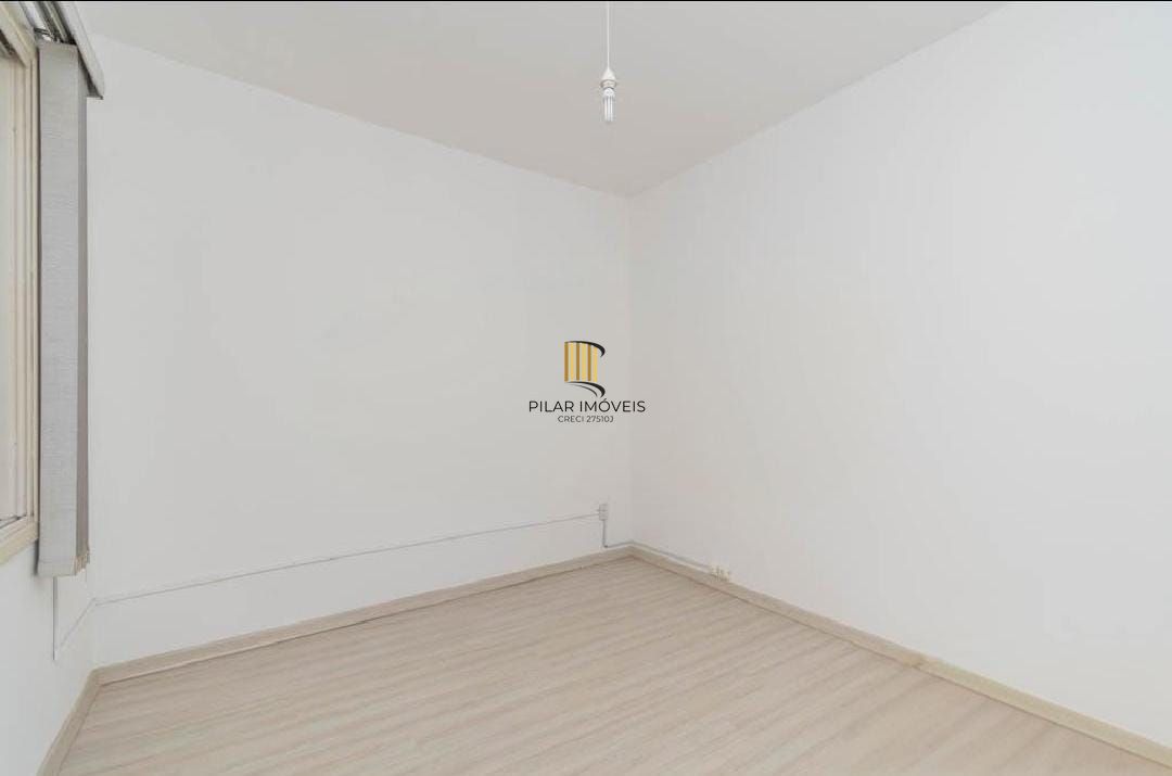 Apartamento amplo e arejado, com excelente iluminação natural e ventilação cruzada.