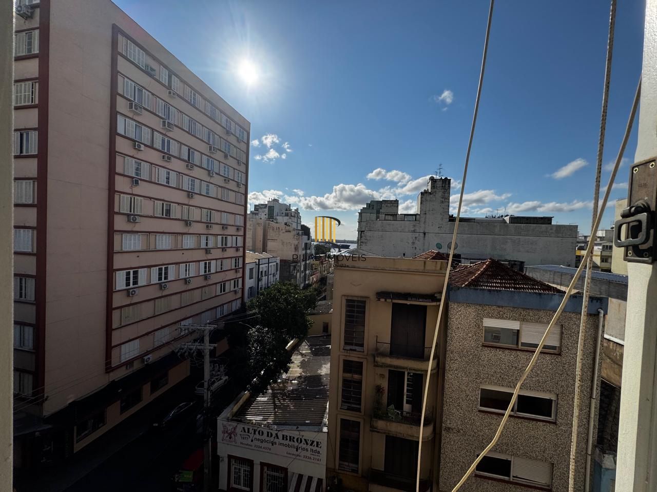 Apartamento no Centro Histórico de Porto Alegre – 2 dormitórios e 2 banheiros, dependência e elevador.