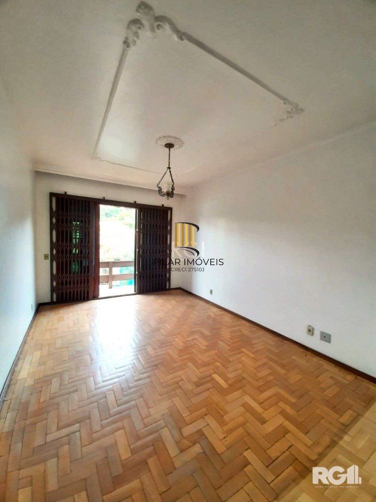 Casa com 351,60m2 de área construída em propriedade de 743m2 no Bairro Jardim Carvalho.