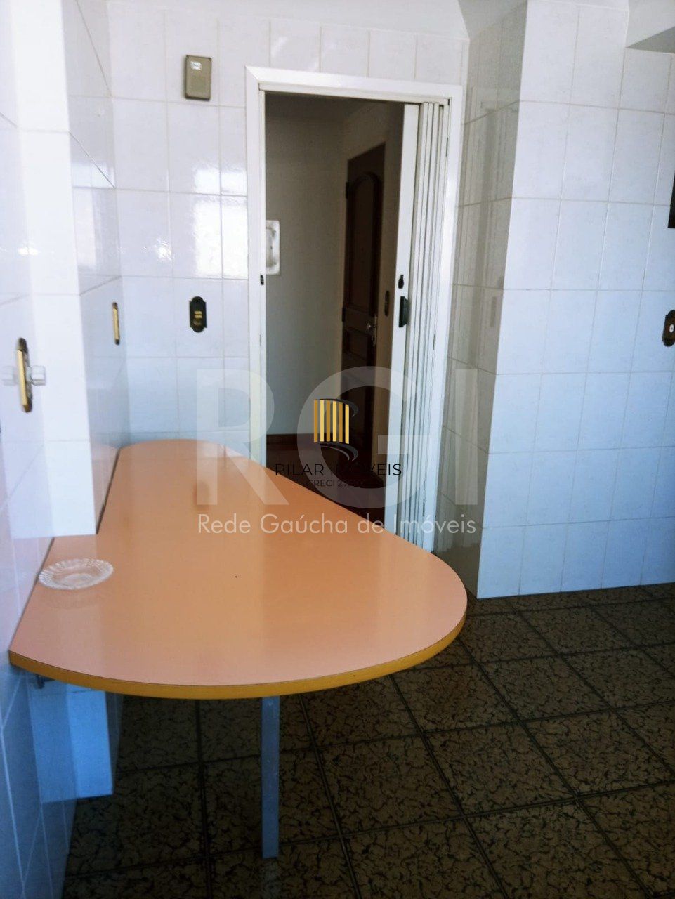 Apartamento desocupado, 2 quartos, andar alto, garagem  na Cidade Baixa.