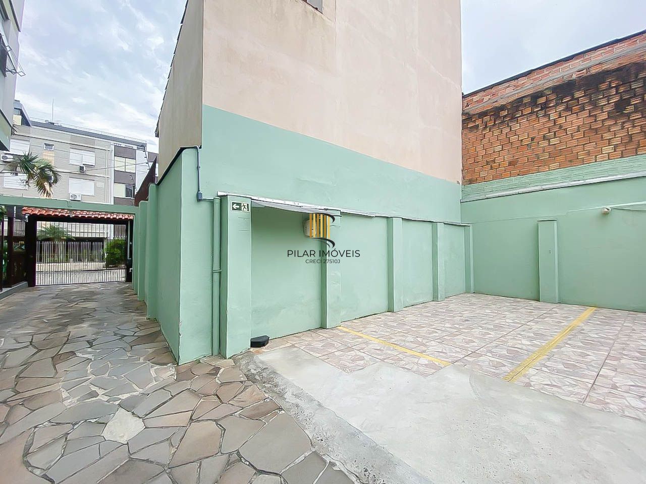 Apartamento 1 suíte com vaga no Menino Deus – Próximo à Av. Getúlio Vargas