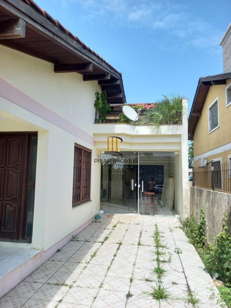 Casa residencial com 4 quartos, 3 banheiros e 1 suíte.