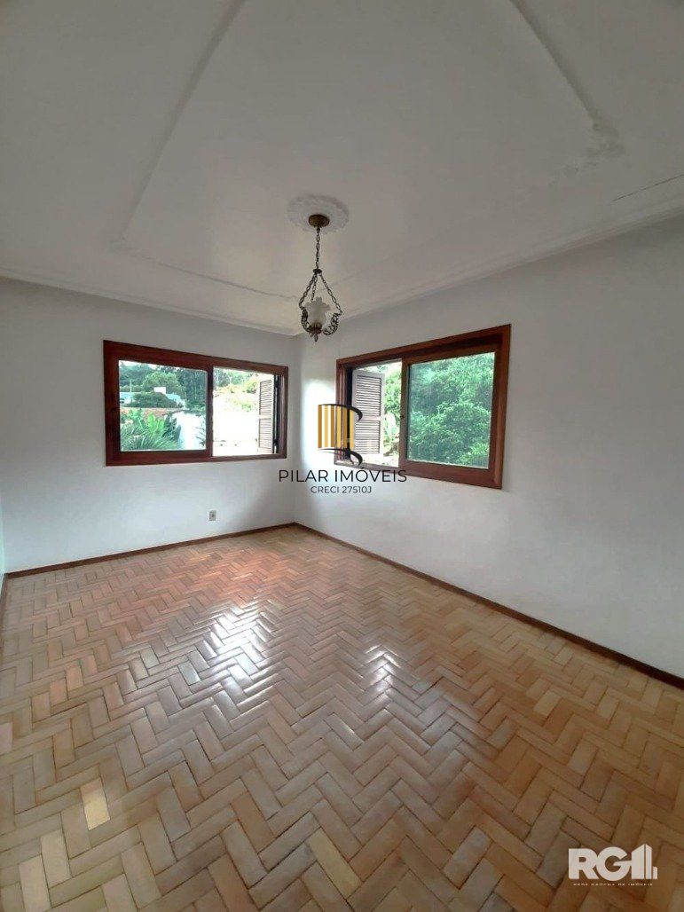Casa com 351,60m2 de área construída em propriedade de 743m2 no Bairro Jardim Carvalho.