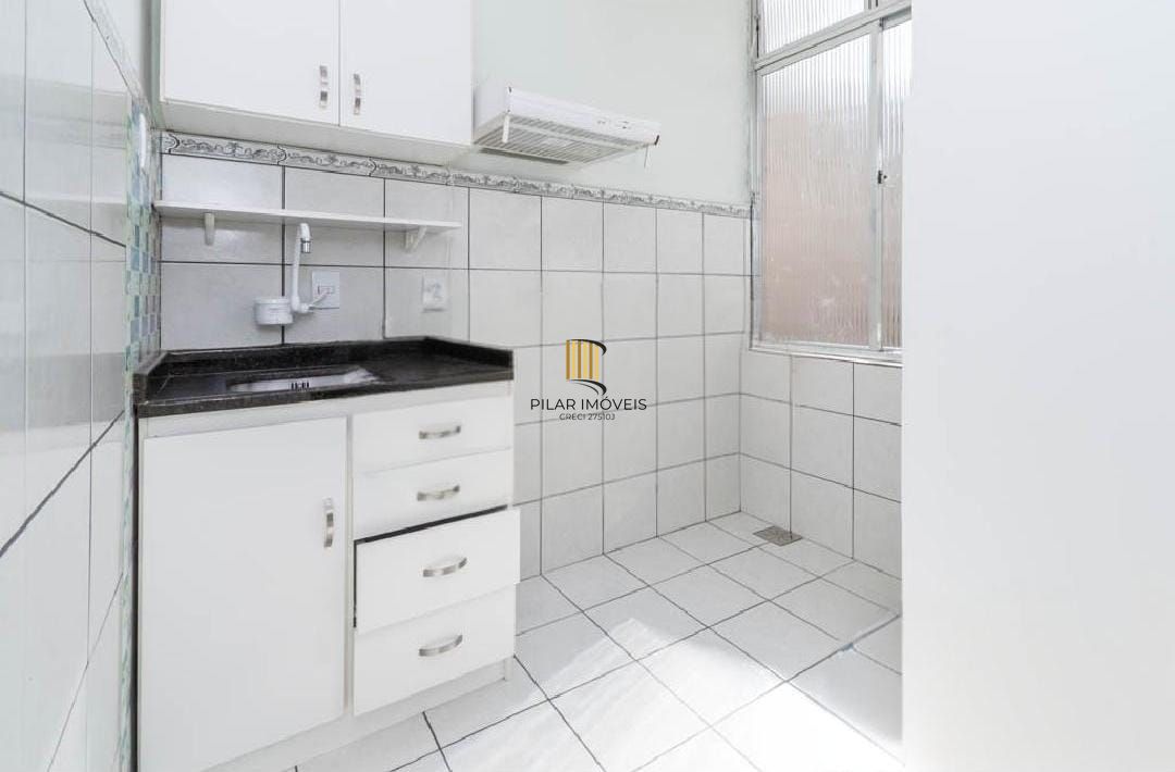 Apartamento amplo e arejado, com excelente iluminação natural e ventilação cruzada.