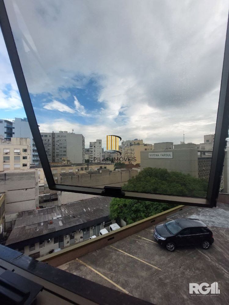 EXCELENTE SALA COMERCIAL NA CIDADE BAIXA COM 2 VAGAS ROTATIVAS A VENDA.