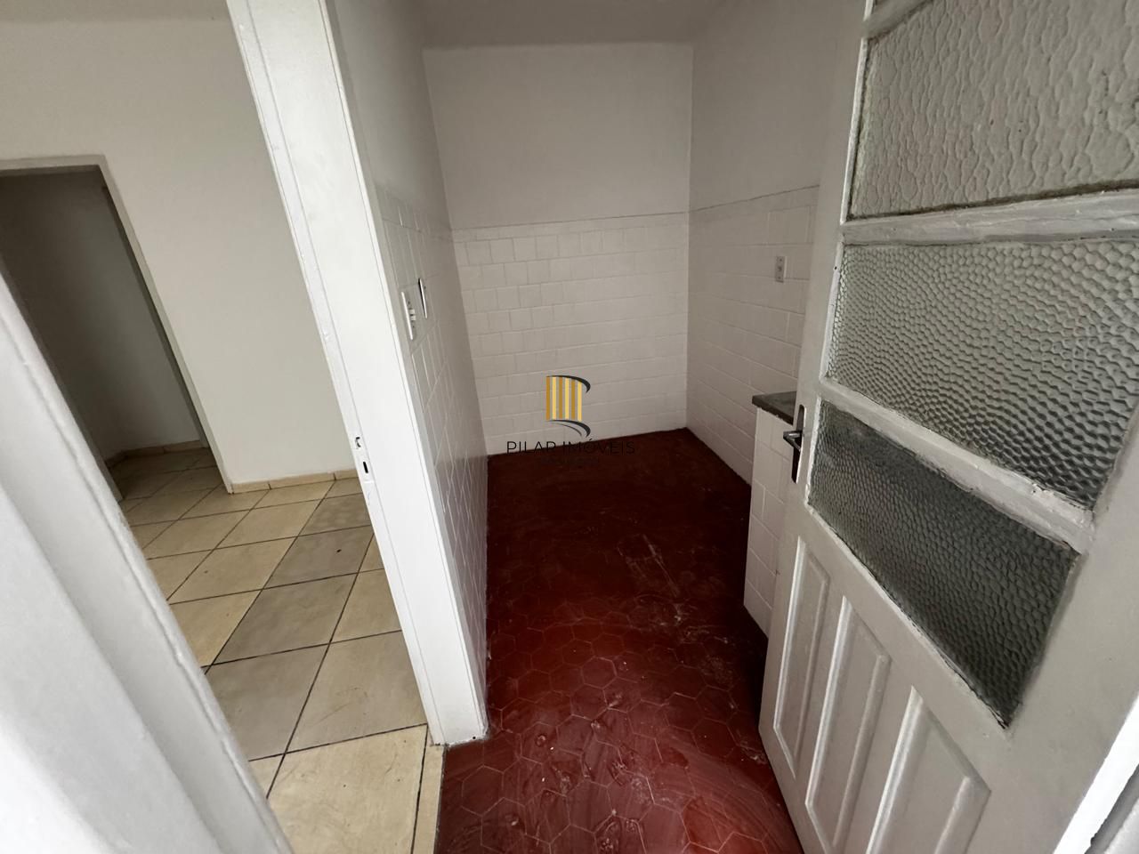 Apartamento de 1 dormitório térreo com área externa.