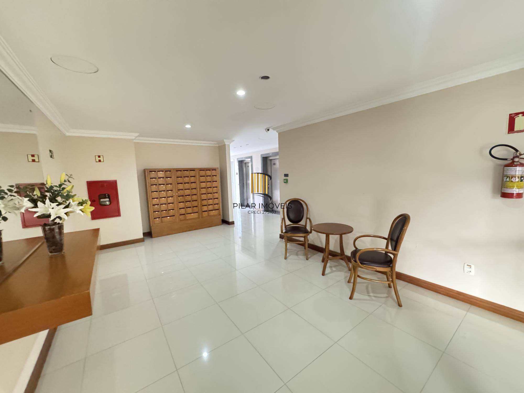 Apartamento em andar alto, posição solar norte/nascente, com excelente iluminação e ventilação natural.