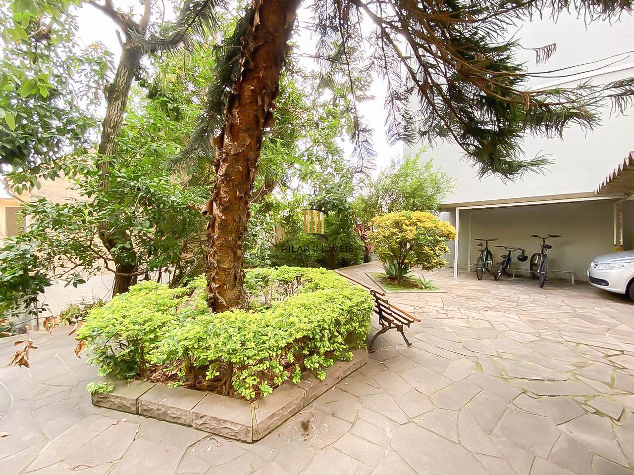 Duplex à venda no Rio Branco com 2 dormitórios, salão privativo e 2 vagas