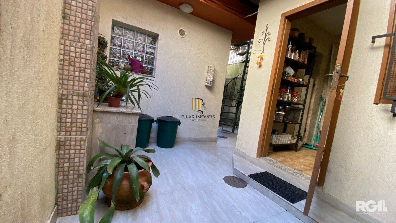CASA AMPLA 3 DORMITÓRIOS NO ANDAR SUPERIOR NA CIDADE BAIXA .