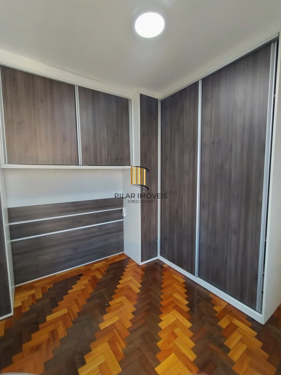 #Vende apartamento  desocupado com 2 quartos no Menino Deus#