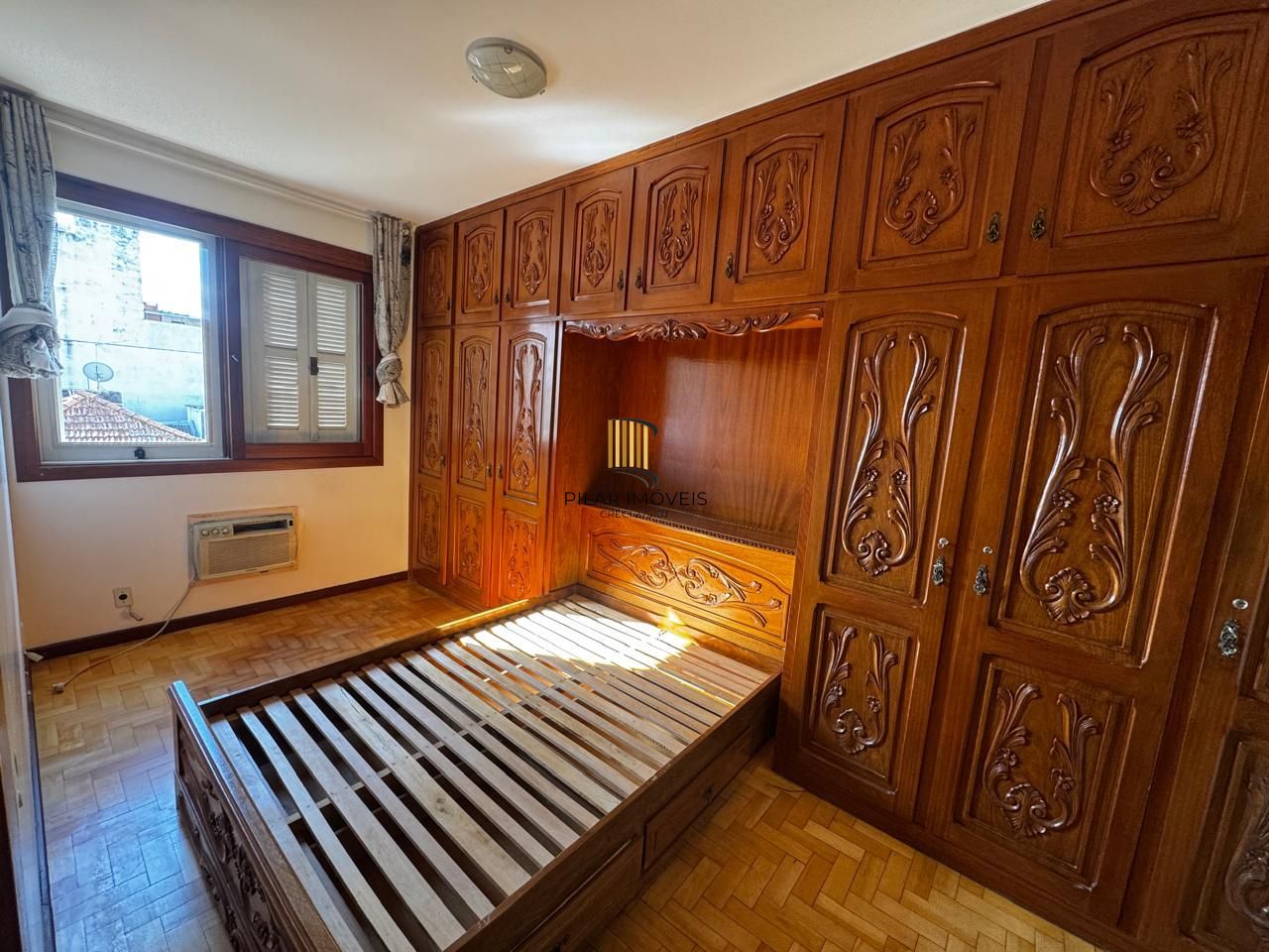 Apartamento no Centro Histórico de Porto Alegre – 2 dormitórios e 2 banheiros, dependência e elevador.