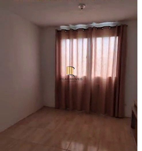 Apartamento de 2 dormitórios com garagem desocupado.