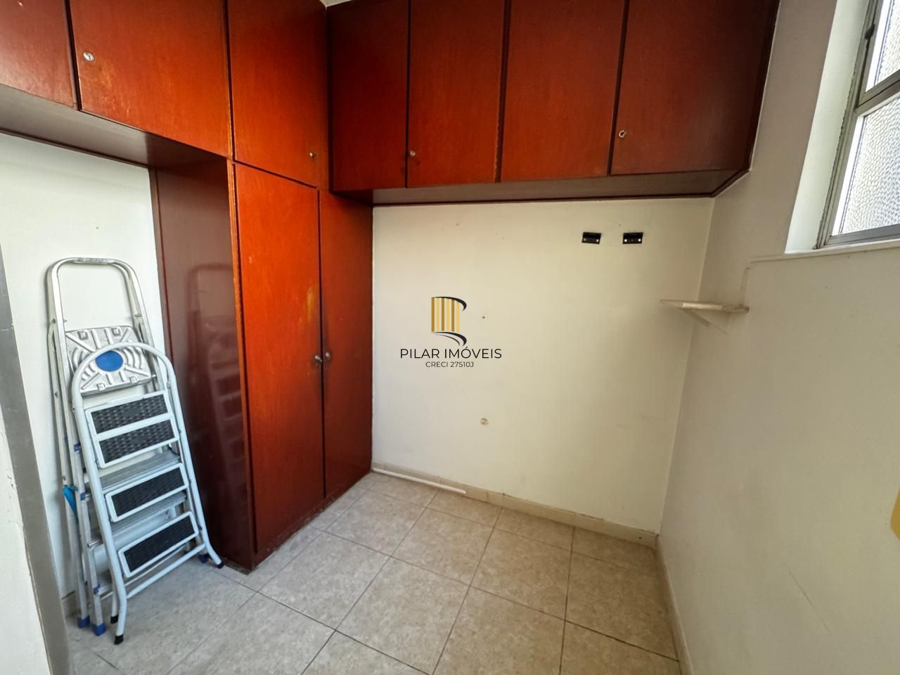 Apartamento no Centro Histórico de Porto Alegre – 2 dormitórios e 2 banheiros, dependência e elevador.