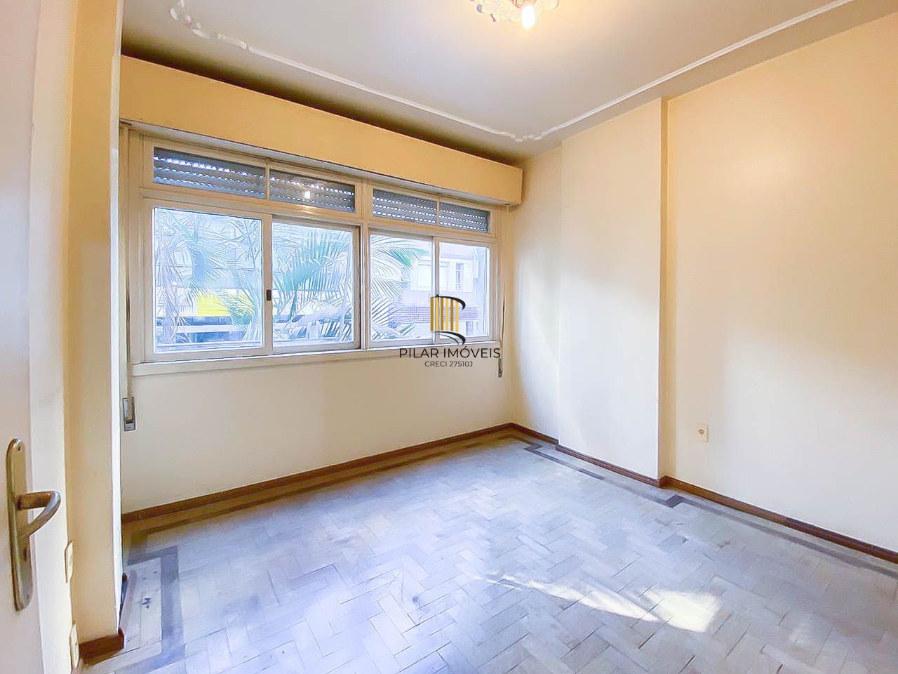 Apartamento amplo de 3 dormitórios, ensolarado, com portaria 24h próximo à UFRGS