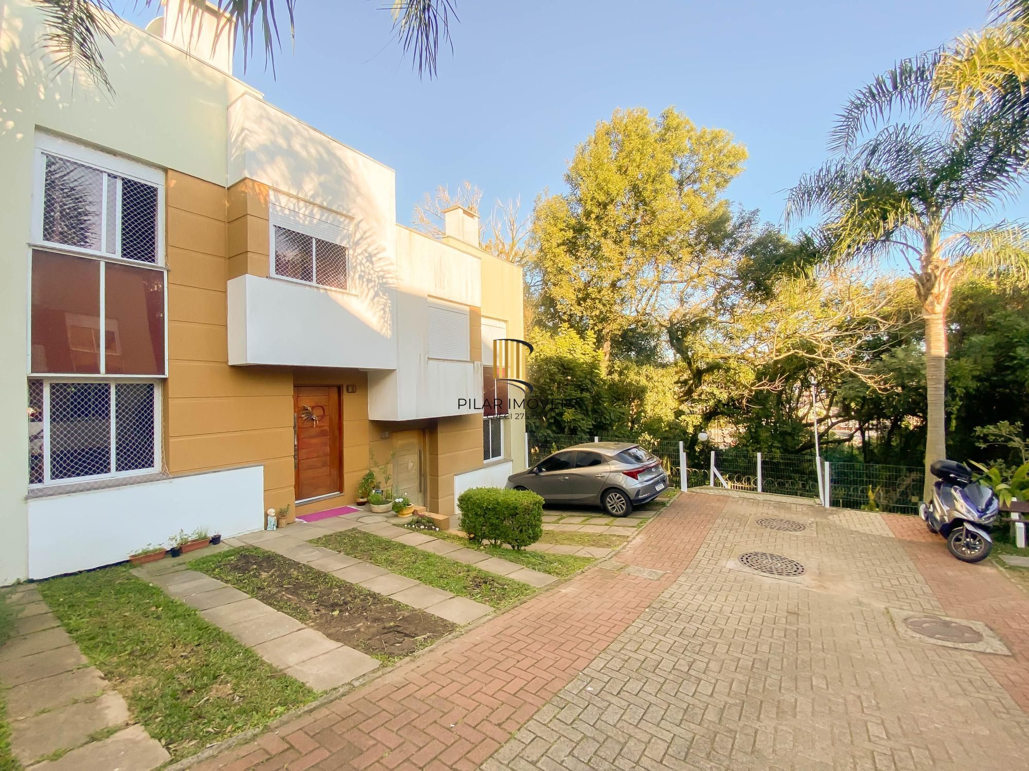 Casa semi-mobiliada à venda em condomínio fechado com 3 dormitórios e suíte