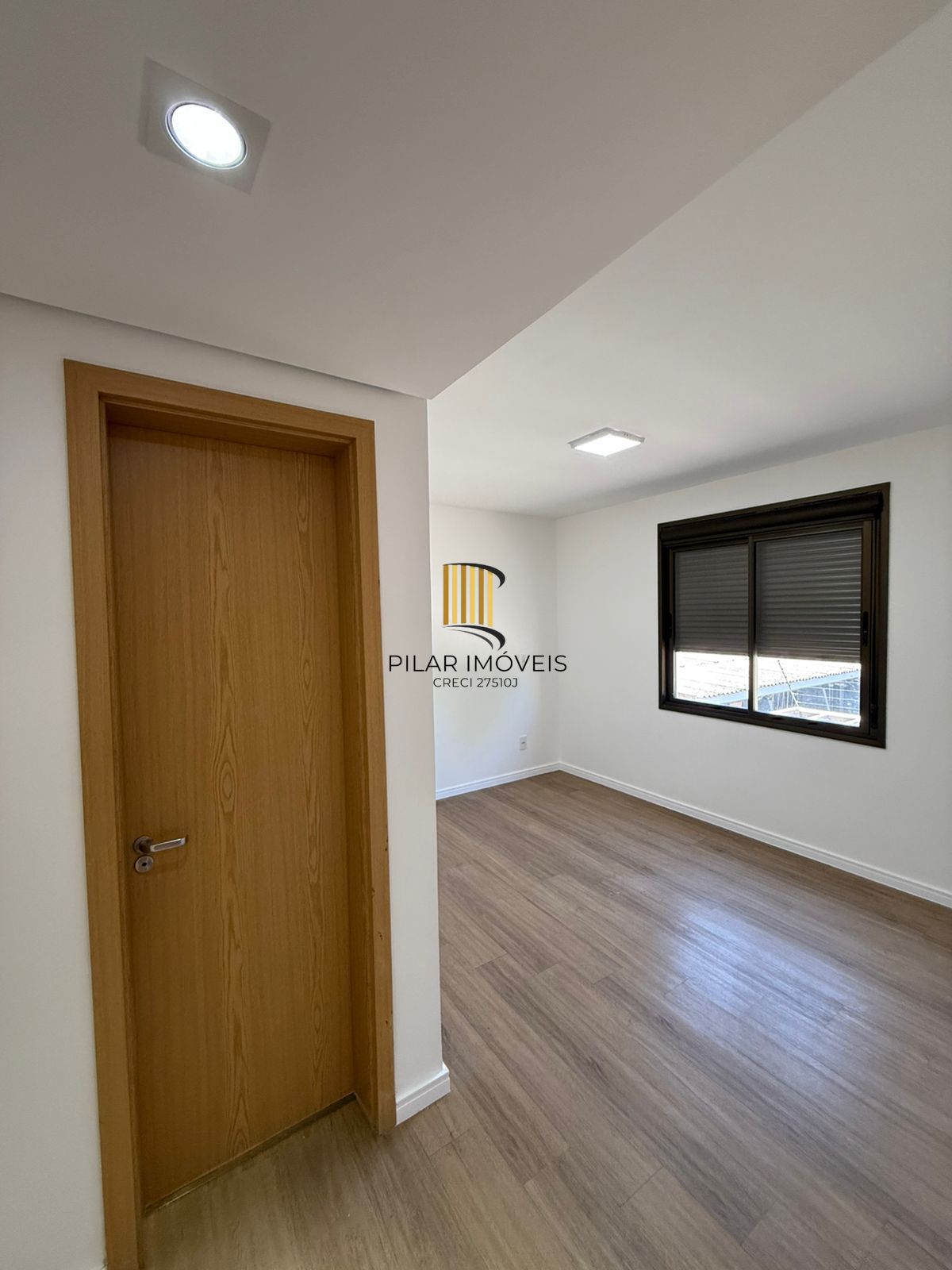 Apartamento desocupado com 2 quartos, sendo 1 suíte, 2 banheiros e garagem coberta escriturada.