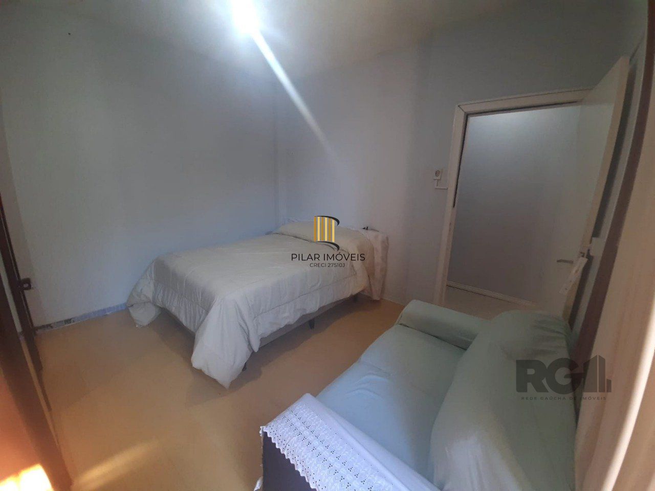 Apartamento 2 dormitórios, com dependência, de frente a fundos, com sacada, bair