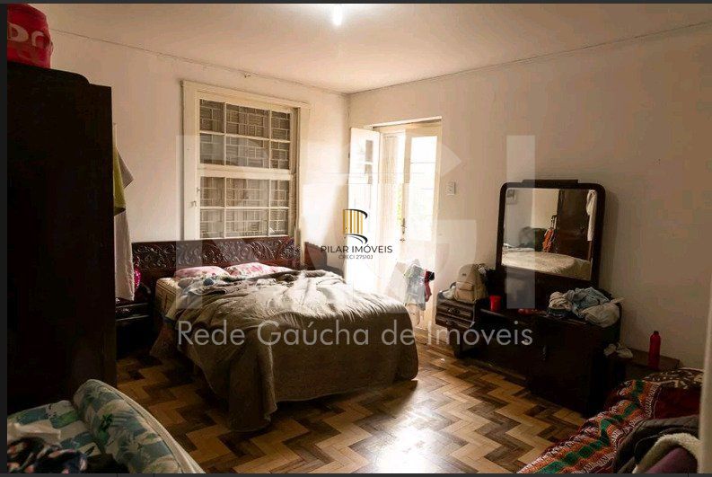 Casa para Venda - 210m², 4 quartos, sendo 1 suites, 4 vagas - Petrópolis