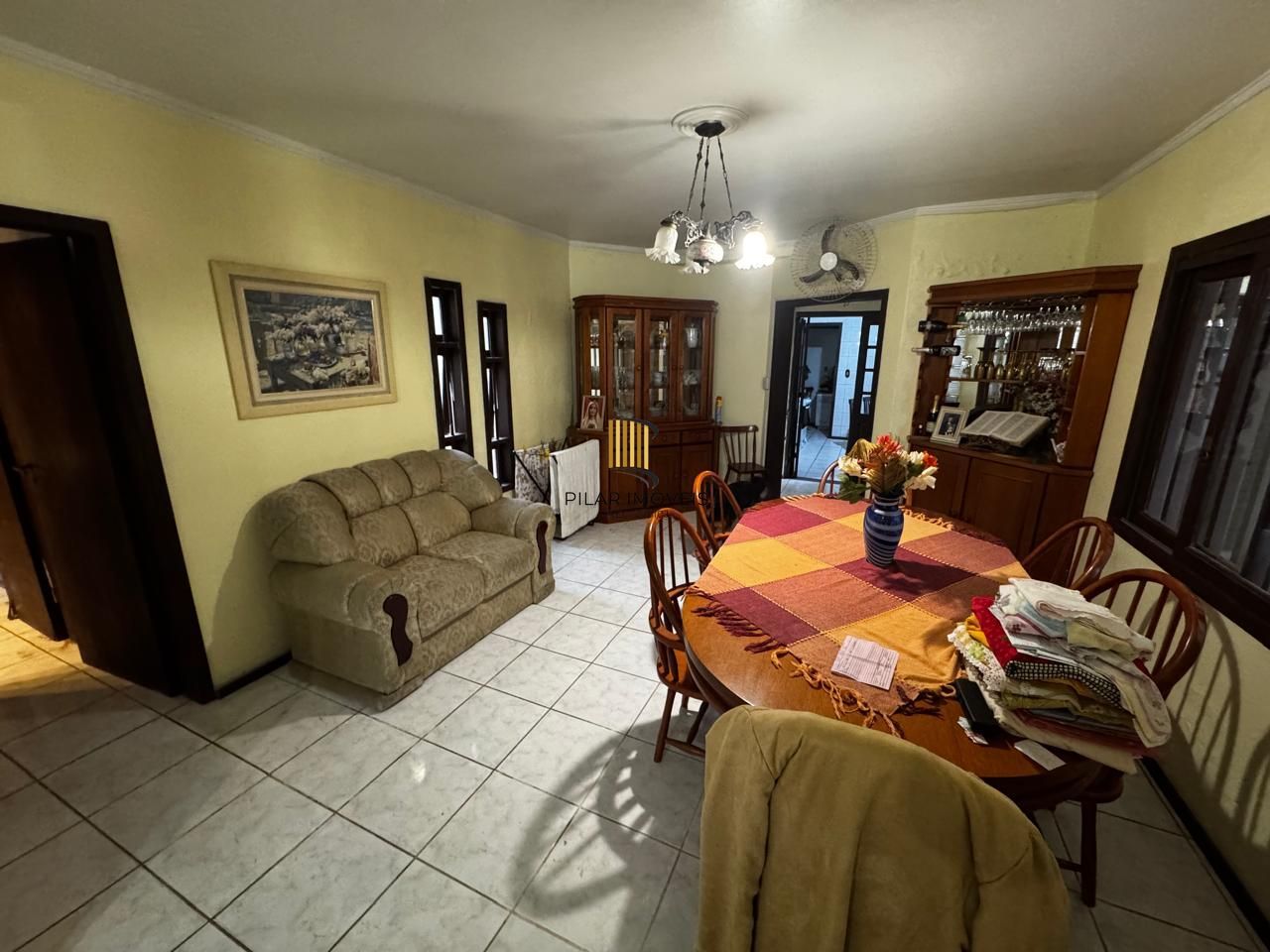 Casa residencial com 4 quartos, 3 banheiros e 1 suíte, localizada na rua Sete de Setembro