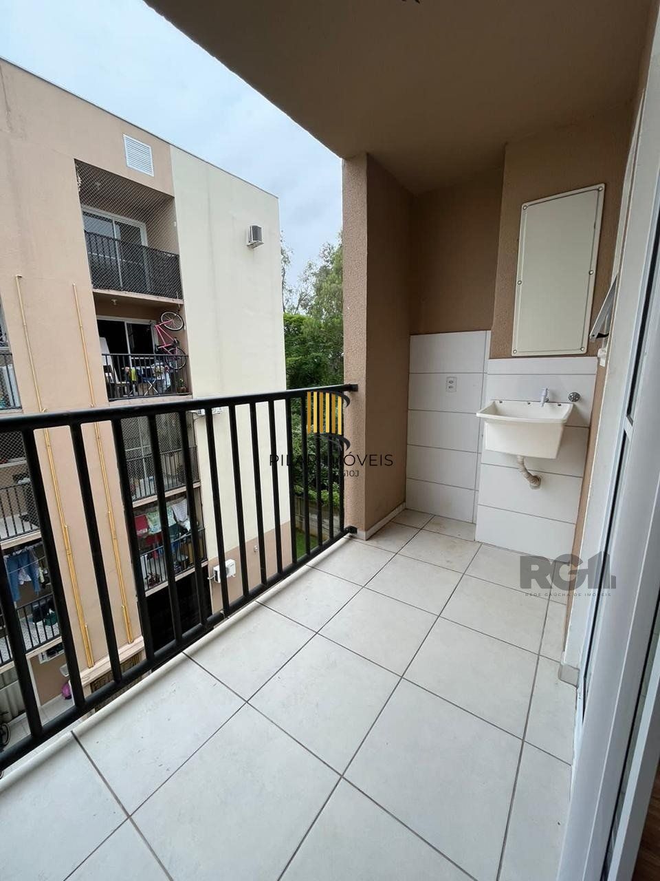 Ótima Casa Terrea,  2 dormitórios , 2 vagas de garagens bairro Hipica em Porto A