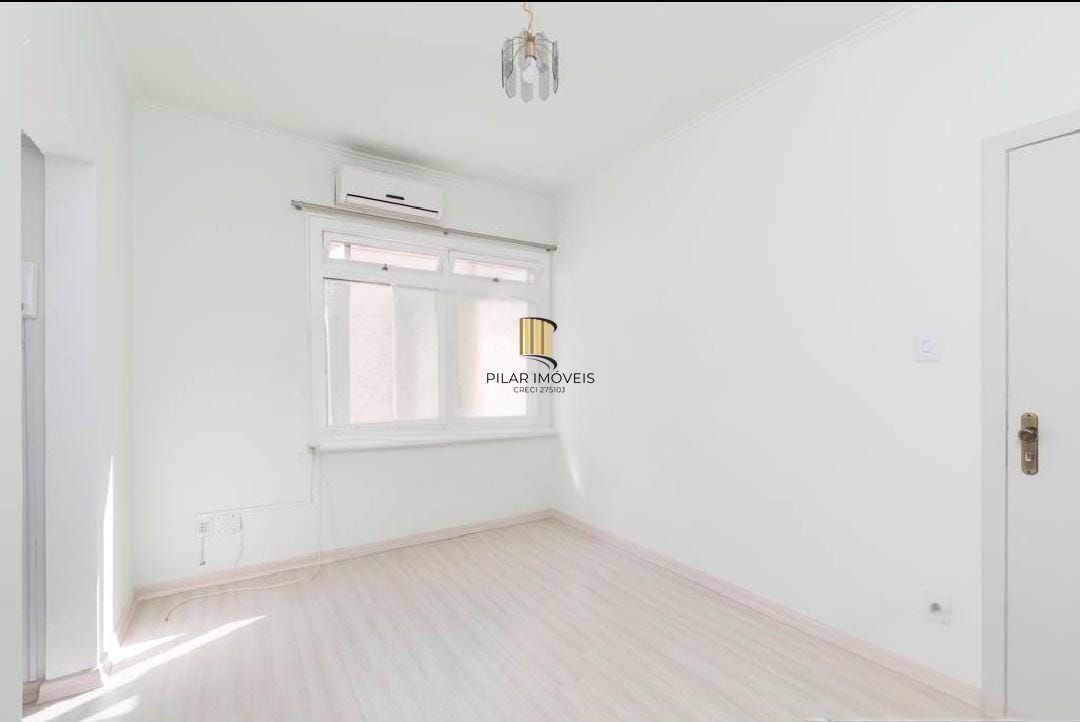 Apartamento amplo e arejado, com excelente iluminação natural e ventilação cruzada.