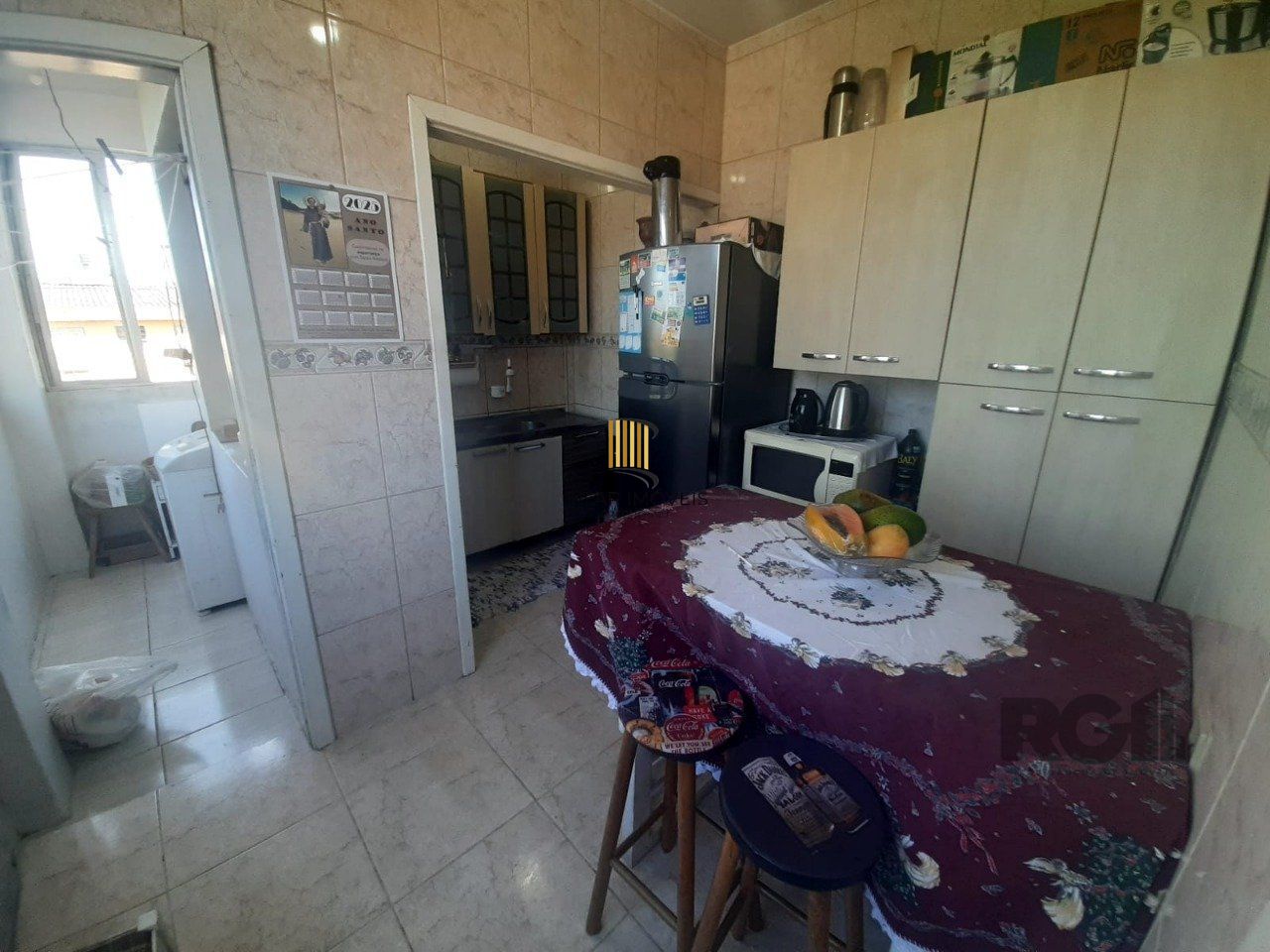 Apartamento 2 dormitórios, com dependência, de frente a fundos, com sacada, bair