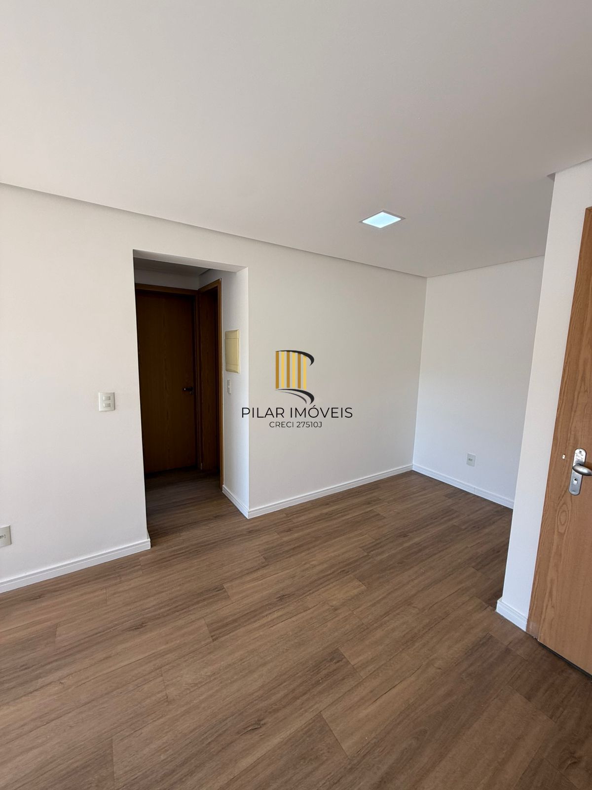 Apartamento desocupado com 2 quartos, sendo 1 suíte, 2 banheiros e garagem coberta escriturada.